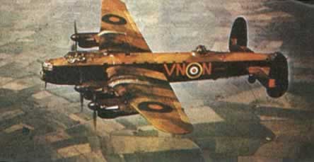 美英对柏林进行饱和轰炸,飞机制造厂遭袭击